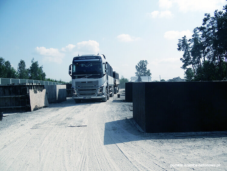Transport szamb betonowych  w Bieczu